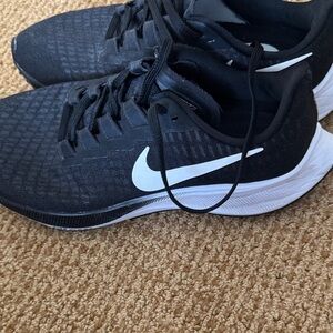 Nike Men's Black and White Athletic Shoes